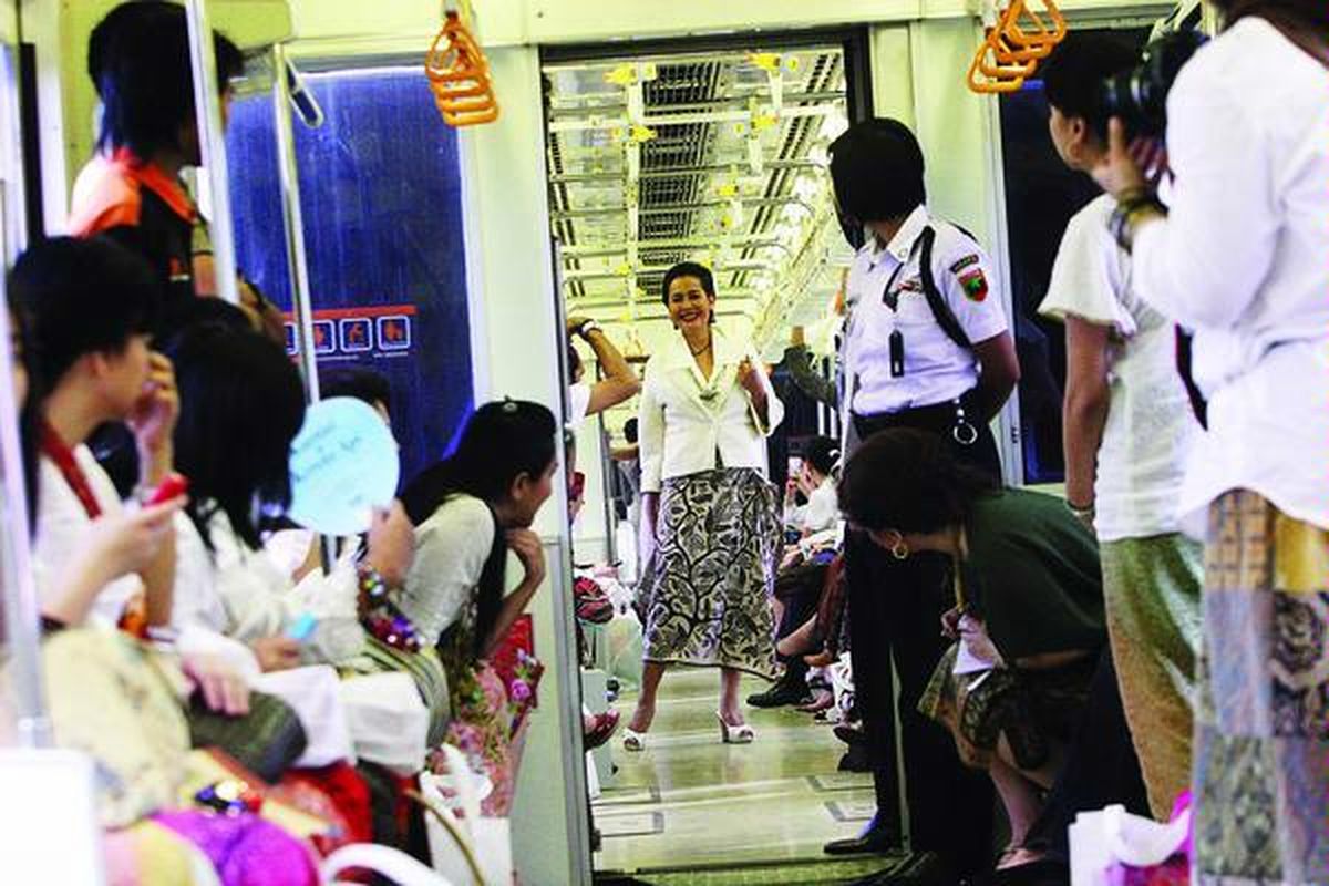Model memperagakan busana di dalam rangkaian gerbong kereta rel listrik (KRL) Komuter dari Stasiun Tanjung Priok menuju Stasiun Gambir, pada acara Kartini dan Kereta Api yang diselenggarakan Yayasan Warna-Warni Indonesia, Sabtu (9/4). 