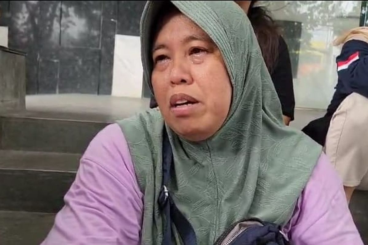  Sri Danuningsih (46) menangis histeris setelah mengetahui anaknya yang bernama Tiara  menjadi korban kebakaran toko bingkai Saudara Frame & Gallery di Jalan Mampang Prapatan, Jakarta Selatan. 