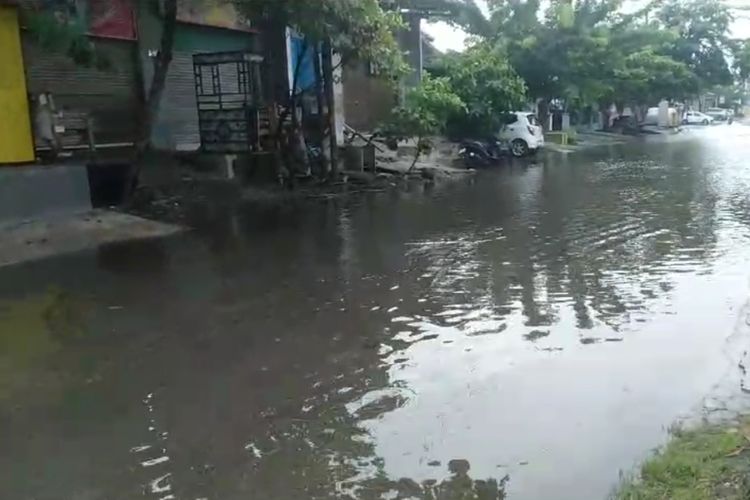 Jalan Pedurungan, Kota Semarang, Jawa Tengah masih terendam banjir