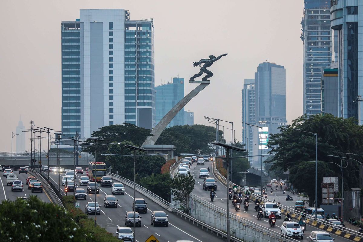 Kendaraan melintas di jalan tol di kawasan Cawang, Jakarta Selatan, Sabtu (3/10/2020). Pembatasan sosial berskala besar (PSBB) di Jakarta untuk mengendalikan penularan Covid-19 telah memasuki pekan ketiga.