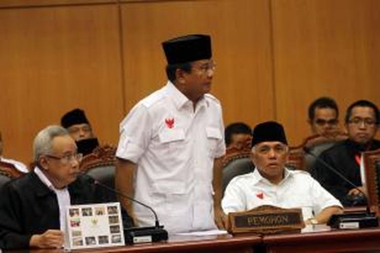 Calon presiden dan wakil presiden nomor urut 1 Prabowo Subianto-Hatta Rajasa mengikuti sidang perdana perselisihan hasil pemilhan umum (PHPU) di Mahkamah Konstitusi (MK), Jakarta, Rabu (6/8/2014). Prabowo-Hatta menuntut agar MK membatalkan SK KPU yang menetapkan pasangan nomor urut 2 Joko Widodo-Jusuf Kalla sebagai pemenang Pilpres 2014.