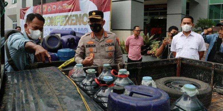Polresta Tangerang menguak kasus penimbunan BBM bersubsidi jenis Pertalite sampai 2,5 ton yang dilakukan empat tersangka warga Kabupaten Tangerang, Jumat (2/9/2022). 