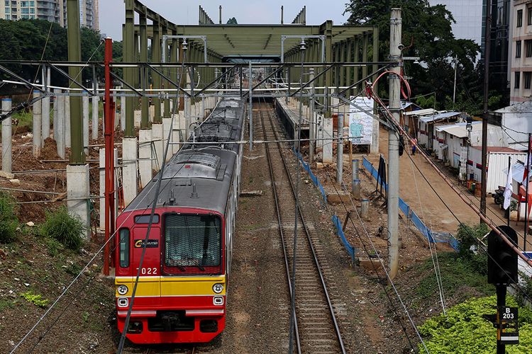 Sebuah Kereta Rel Listrik (KRL) melaju di samping lokasi pembangunan Stasiun Sudirman Baru di Jakarta, Senin (6/3/2017). Stasiun yang terintergrasi dengan stasiun MRT itu hanya akan melayani penumpang dari Stasiun Manggarai menuju bandara Soekarno Hatta melewati Stasiun Sudirman Baru, Duri, dan Batu Ceper sebagai stasiun pemberhentian dan diperkirakan selesai pada tahun 2017.