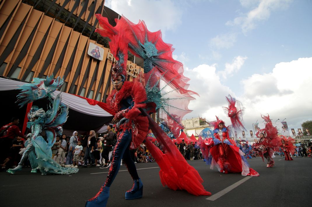 Peserta mengikuti Jember Fashion Carnaval (JFC) ke-22 di Jember, Jawa Timur, Minggu (4/8/2024). 