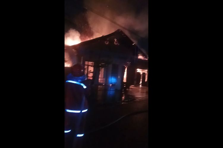 Video netizen saat pemadam menyemprotkan air ke rumah yang terbakar di Lorong Siswa, Jambi, pada Rabu (9/12/2020) dini hari. Dua orang tewas pada kejadian itu. 