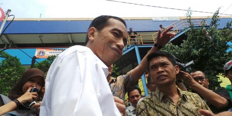 Gubernur DKI Jakarta Joko Widodo kembali mendatangi Blok G Pasar Tanah Abang, Jakarta Pusat, Senin (12/8/2013). Dia memeriksa beberapa fasilitas yang seharusnya sudah diperbaiki oleh PD Pasar Jaya.