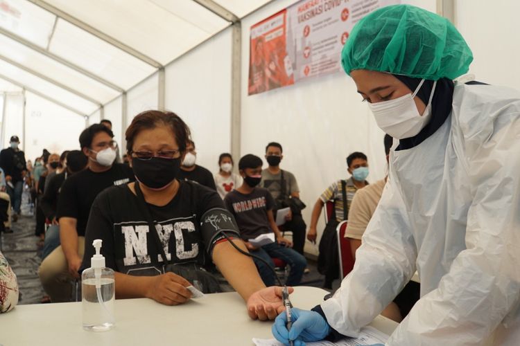 Kegiatan vaksinasi Covid-19 yang diselenggarakan PMI Pusat di Jakarta