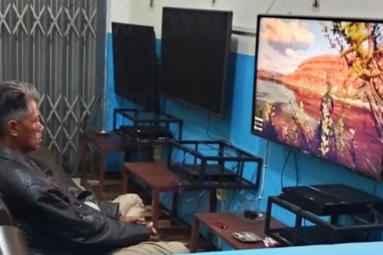 Pria bernama Drajat (52) asal Kota Batu, Jawa Timur memiliki hobi bermain Playstation (PS) di rental hingga 9 jam setiap harinya meski sudah memiliki tiga cucu. 