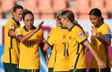 Sam Kerr (kanan) melakukan selebrasi bersama rekan satu timnya pada laga perdana Grup B Piala Asia Wanita 2022 atau AFC Women's Asian Cup 2022 yang mempertemukan timnas putri Indonesia vs Australia di Mumbai Football Arena, India, pada Jumat (21/1/2022) sore WIB.