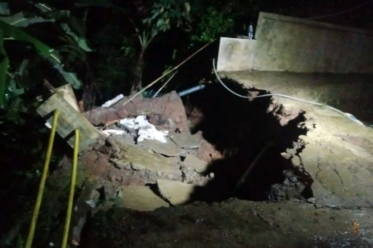 Salahsatu tebing rumah longsor akibat cuaca buruk yang menyebabkan 10 titik longsor di 7 dusun Desa Nasol, Kecamatan Sindangkasih, Kabupaten Ciamis, pada Minggu (26/9/2021) dini hari.