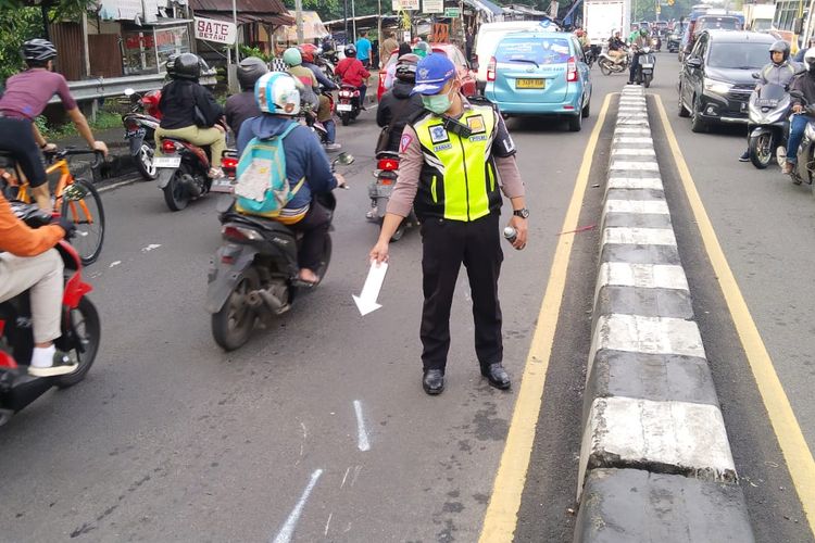 Titik kecelakaan lalu lintas yang melibatkan pengendara motor dan bis di Jalan Raya Bogor, Kota Depok, Sabtu (2/3/2024).