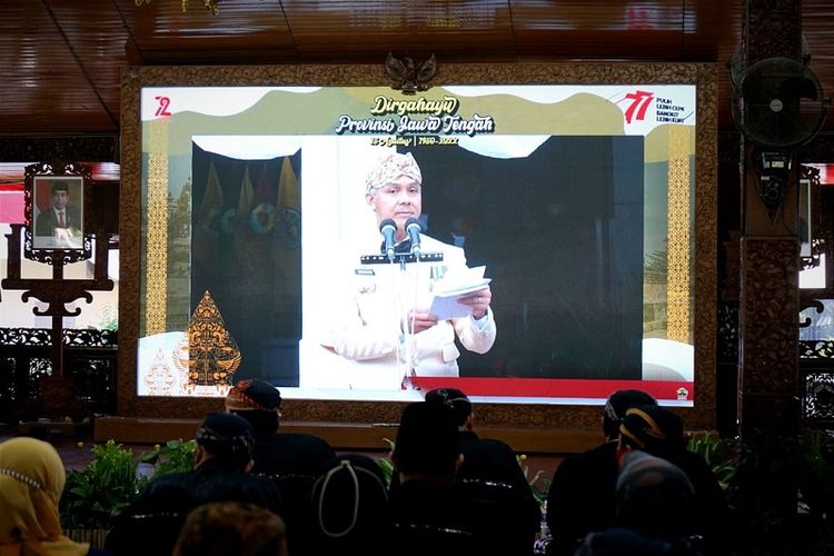 Gubernur Ganjar Pranowo selenggarakan upacara HUT ke-72 tahun Jawa Tengah yang berlangsung di halaman Kantor Gubernur Jateng, Senin (15/8/2022). 