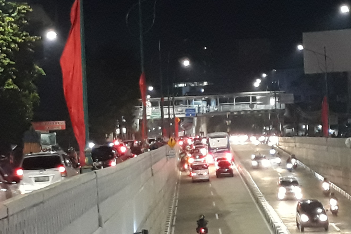 Penumpukan kendaraan bermotor terjadi ujung underpass Mampang-Kuningan dari Kuningan atau Jalan HR Rasuna Said menuju ke arah Mampang pada jam pulang kerja, Rabu (11/4/2018) petang.