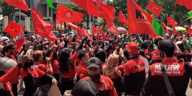 Aksi demo buruh jelang penetapan UMK 2022, Selasa (30/11/2021)