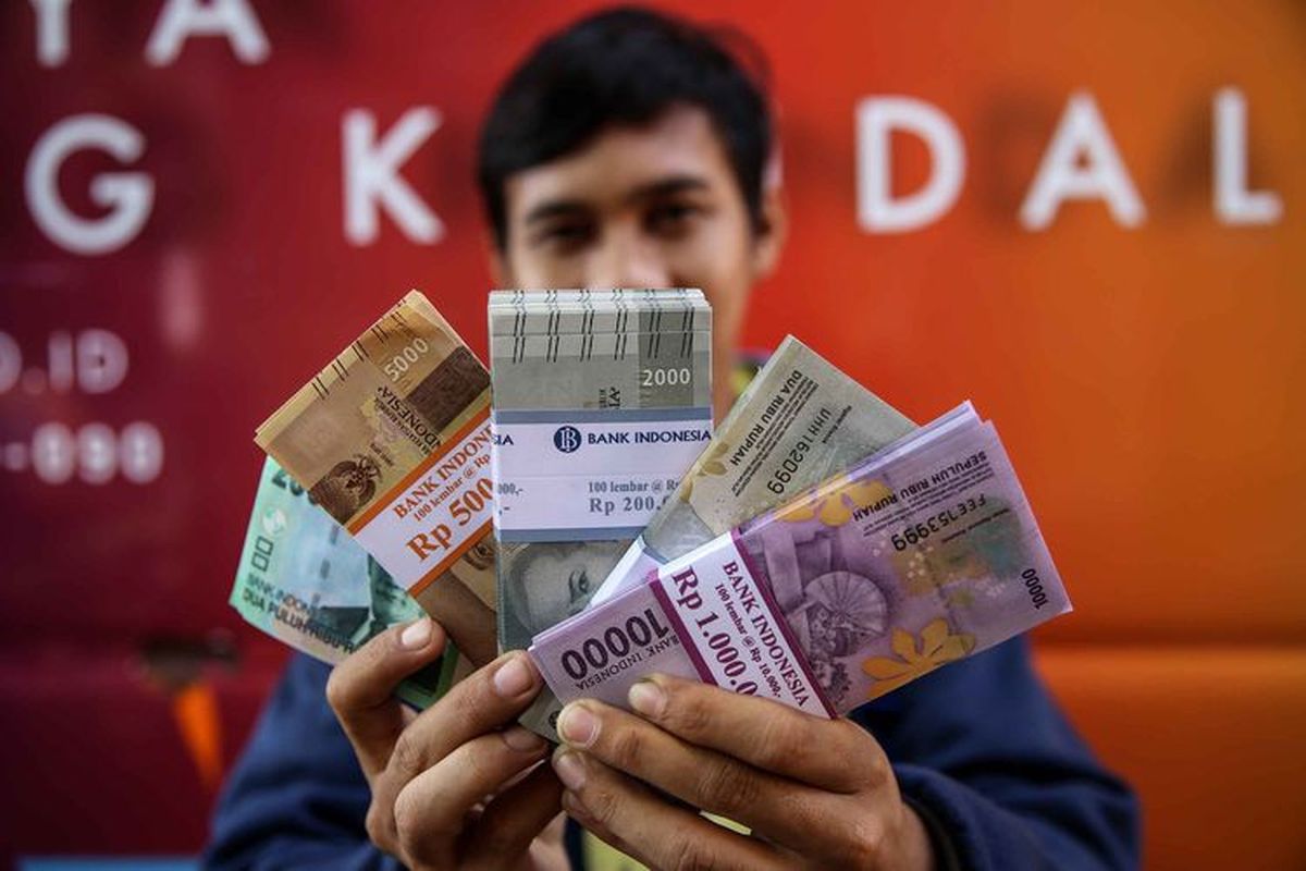Layanan penukaran uang baru kembali dibuka untuk memenuhi kebutuhan Lebaran 2023. Simak lokasi layanan penukaran uang rupiah baru di wilayah Makassar selama periode Ramadhan 2023 dan Hari Raya Idul Fitri 1444 Hijriah.
