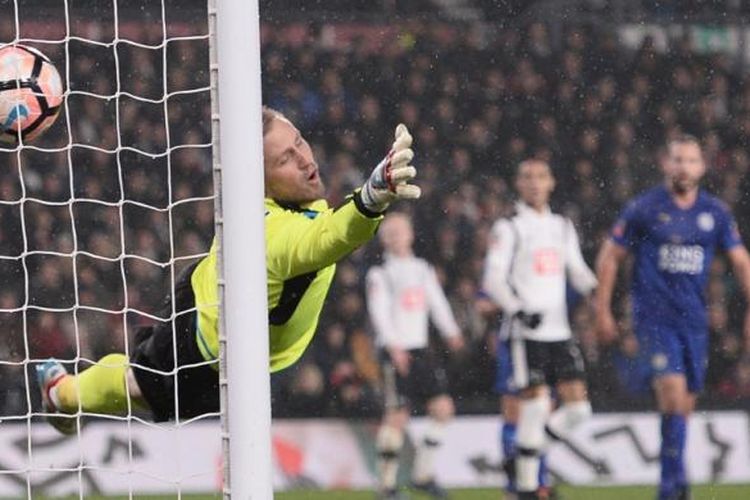 Penjaga gawang Leicester City, Kasper Schmeichel, gagal menghalau bola tembakan striker Derby County, Darren Bent, saat kedua tim bersua pada partai babak ketiga Piala FA di Stadion Pride Park, Jumat (27/1/2017).