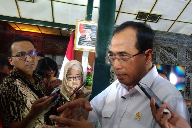 Menteri Perhubungan Budi Karya Sumadi di Bangsal Sewoko Projo, Wonosari, Gunungkidul Sabtu (12/8/2017)