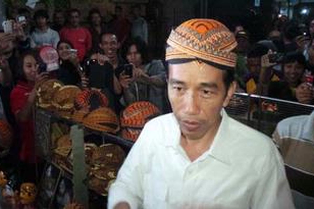 Gubernur DKI Jakarta Joko Widodo saat  berkunjung ke pasar malam Ngasopuro, Solo, Jawa Tengah, Sabtu (18/5/2013).