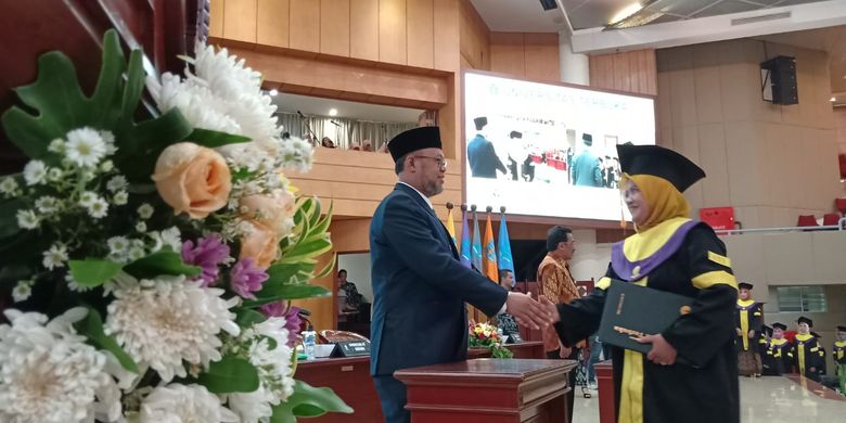 Universitas Terbuka Serang mengadakan Upacara Penyerahan Ijazah untuk 856 wisudawan untuk program Diploma dan Sarjana pada 19 Januari 2020. 