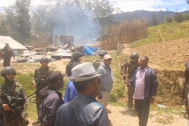 Bupati Puncak Willem Wandik ketika melihat langsung kondisi rumah yang dibakar KKB di Kota Ilaga, pada Senin (30/9/2019)