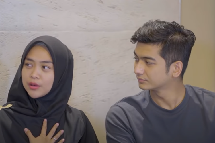 YouTuber Ria Ricis bercerita soal suaminya yang sering menolak tawaran pekerjaan.