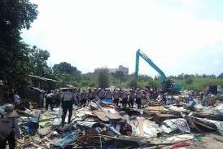 Para aparat keamanan saat mengawal prosesi pembongkaran bangunan liar yang dilakukan Satpol PP Kota Bandung di Jalan Banten, Kecamatan Batununggal, Kota Bandung, Kamis (6/10/2016).