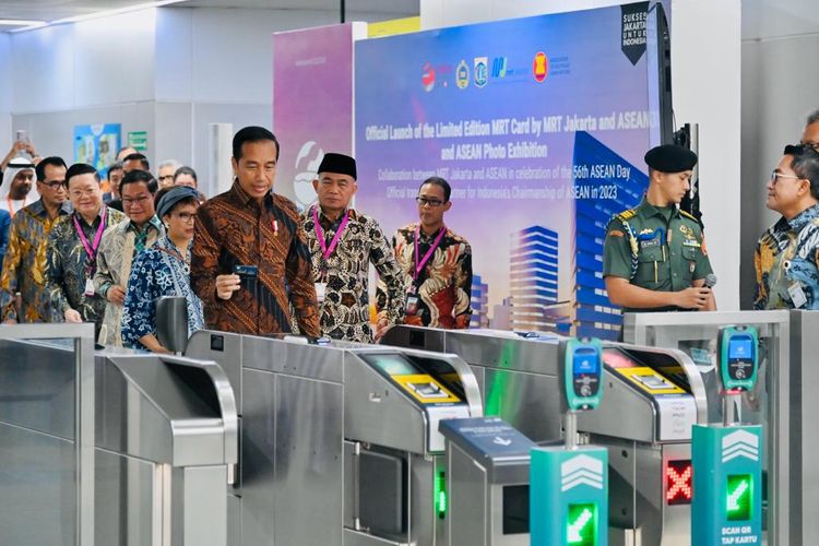 Presiden Joko Widodo men-tap kartu jelajah berganda atau multitrip MRT Jakarta edisi khusus ASEAN di Stasiun Bundaran HI, Jakarta, Selasa (8/8/2023), sebelum menaiki kereta MRT menuju Gedung Sekretariat ASEAN.