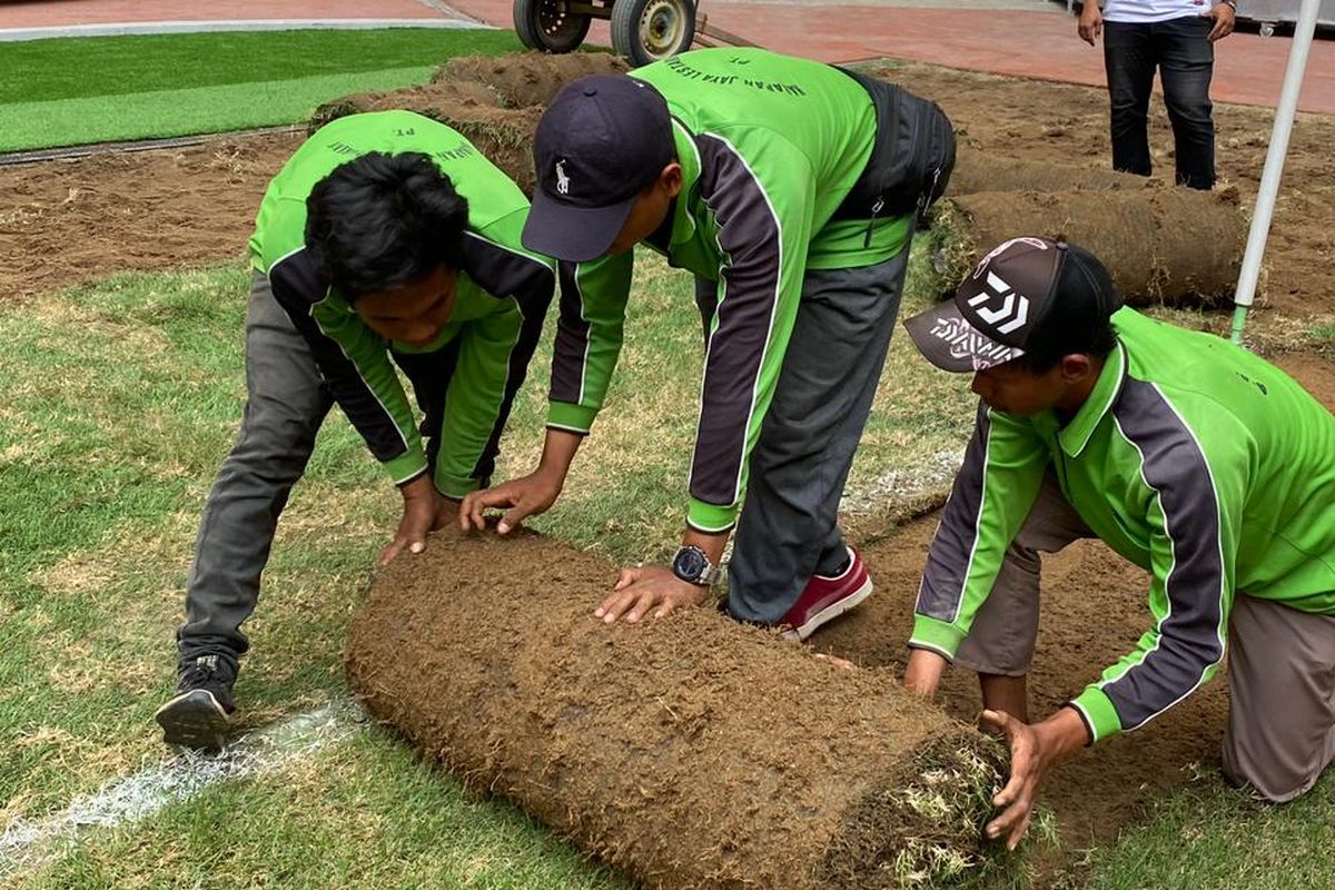 Proses penggantian rumput di Jakarta International Stadium. Pembongkaran rumput dilakukan sebagai persiapan Stadion JIS menyambut pergelaran Piala Dunia U17 2023 di Indonesia. 