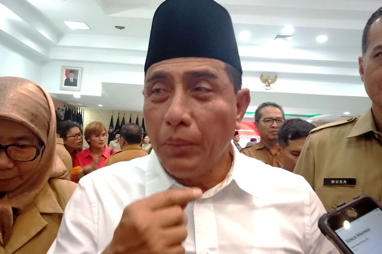 Gubernur Sumut Edy Rahmayadi akan memberhentikan ribuan tenaga honorer di lingkungan kerja Pemerintah Provinsi Sumut, Rabu (19/6/2019)