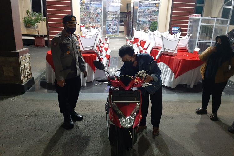 Puji Santosa (59) tukang ojek yang ditipu penumpangnya mendapat hadiah sepeda motor, Kamis (30/7/2020)