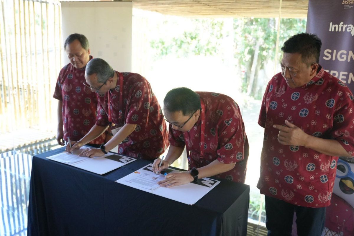 Perwakilan InfraNexia dan Lintasarta menandatangani Berita Acara Kesepakatan (BAK) pemanfaatan layanan Dense Wavelength Division Multiplexing (DWDM) pada rute Medan?Batam dan Padang?Batam.