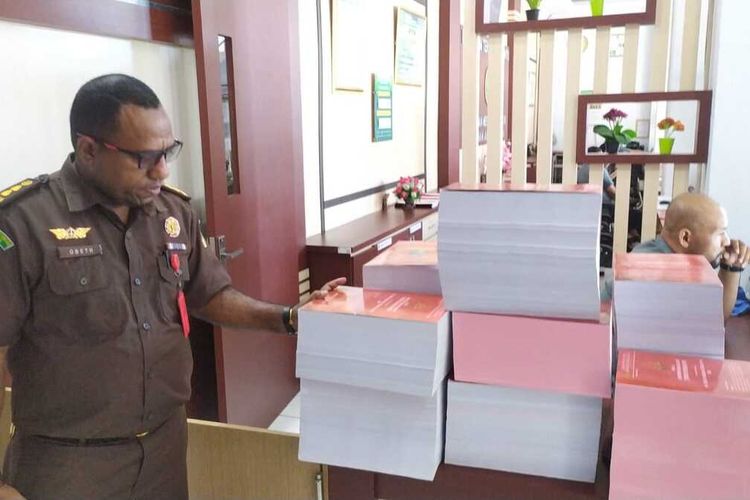 Jaksa Penuntut Umum Kejaksaan Tinggi Maluku melimpahkan berkas perkara empat tersangka korupsi kasus uang makan minum tenaga kesehatan yang menangani Covid-19 di RSUD Ambon tahun 2020 ke Pengadilan Tipikor Ambon, Selasa (21/3/2023)