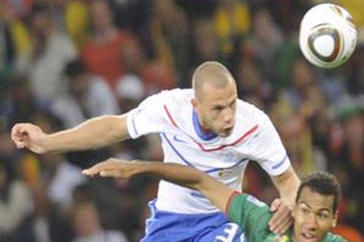 John Heitinga (kiri).