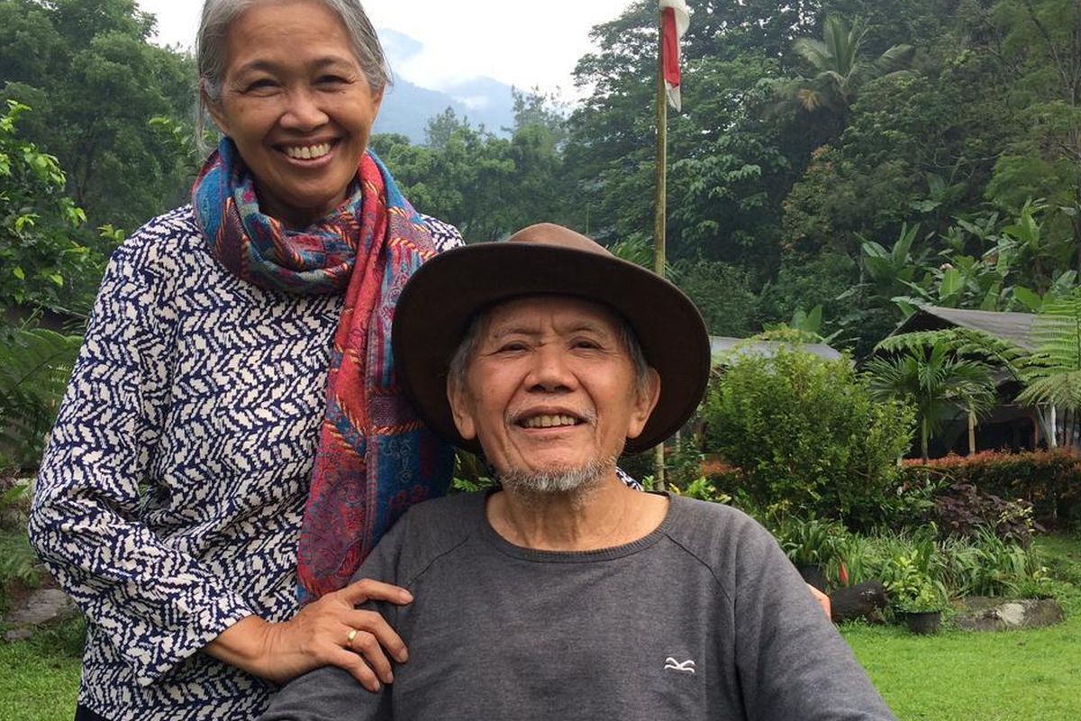 Herman Lantang bersama istrinya Joyce Moningka di rumahnya di Bogor, Jawa Barat. Herman meninggal dunia  di Tangerang Selatan, Senin (22/3/2021) dalam usia 81 tahun.

