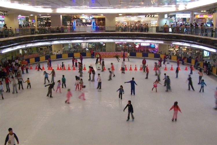 Ilustrasi wahana ice skating di Mall Taman Anggrek, salah satu tempat wisata indoor di Jakarta.
