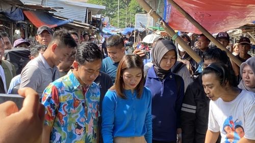Blusukan ke Pasar Kemiri Depok, Gibran Borong Sayur-mayur dan Sempat Tawar Bawang Merah