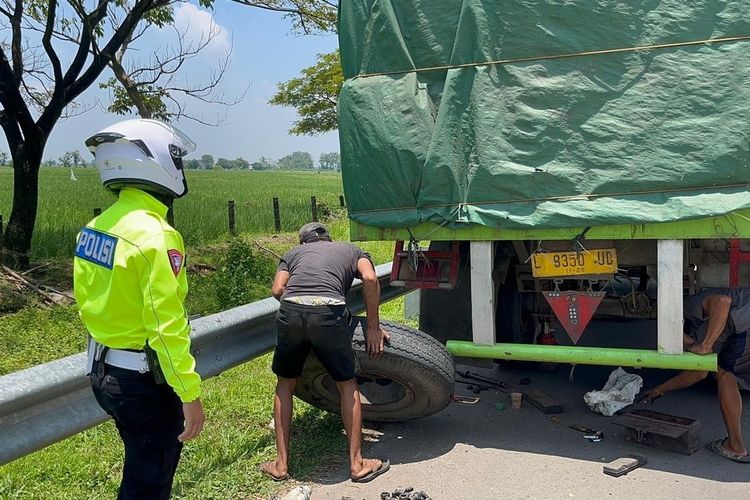Bahu Jalan Tol Bukan Tempat Parkir Truk, Ini Aturannya