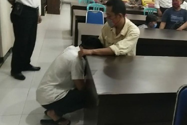 Salah satu remaja yang diamankan akibat berbuat anarkis saat unjuk rasa menolak UU Omnibus Law meminta maaf kepada orang tuanya di Mapolres Kebumen, Jawa Tengah, Senin (12/10/2020).