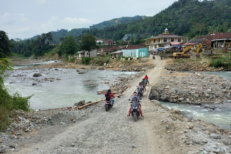 Kondisi Jembatan Ciladaeun di Kecamatan Lebakgedong, Kabupaten Lebak, Banten yang masih darurat sejak putus karena banjir bandang awal Januari 2021 lalu.