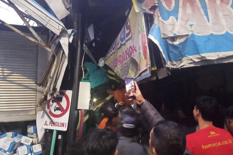 Kecelakaan beruntun terjadi di dekat tanjakan Silayur, Kelurahan Ngaliyan, Kecamatan Ngaliyan, Kota Semarang, Jawa Tengah, Kamis (21/11/2024).