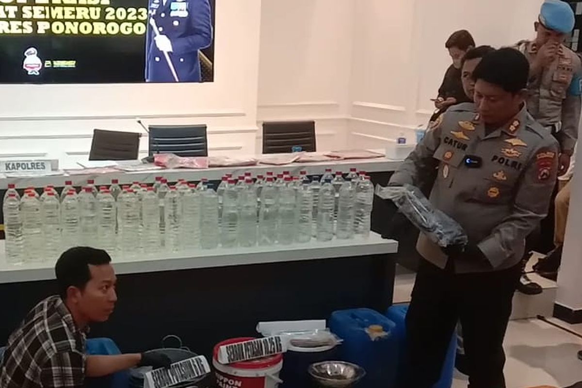 BUBUK PETASAN-Kapolres Ponorogo, AKBP Catur Cahyono Wibowo menunjukkan bubuk petasan yang dijual seorang remaja asal Kediri berinisial AS di Ponorogo. 