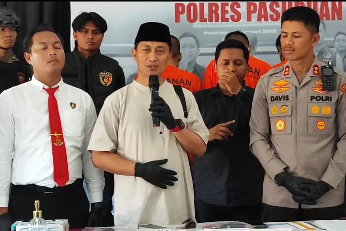 KH. Akhmad Nurkholis, pengasuh Ponpes Metal Rejoso, Kabupaten Pasuruan Jawa Timur tuet hadir saat rilis penangkapan plaeku penculikan santrinya, Senin (28/04/2025) 