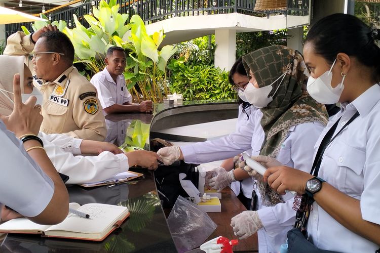 Foto : Tim Loka POM Manggarai Barat, mengambil sampel beberapa jenis makanan di sejumlah Restoran di Labuan Bajo, Kabupaten Manggarai Barat, NTT, Rabu (25/4/2023)