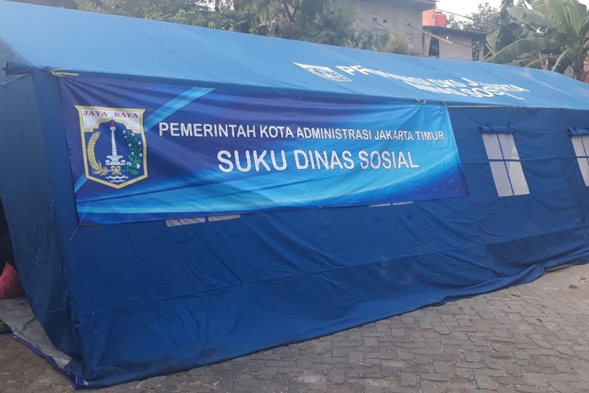 Posko Pengungsian Korban Kebakaran 10 rumah di Jalan Perumpung Tengah, Kelurahan Cipinang Besar Utara, Jatinegara, Jakarta Timur, Senin (19/8/2019).