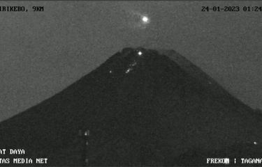 Tangkapan layar video yang diunggah di twitter adanya objek bercahaya yang melintasi Gunung Merapi pada 24 Januari 2023.