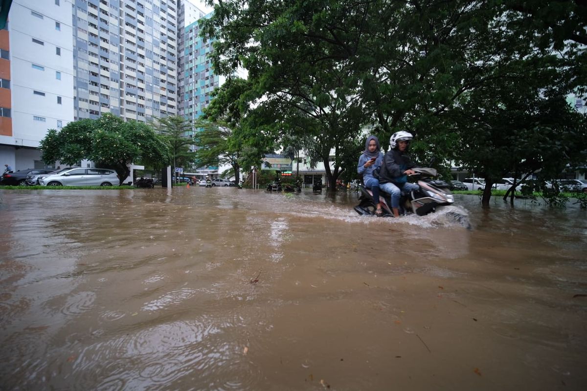 Banjir melanda apartemen Sentra Timur Residence di Pulogebang, Cakung, Jakarta Timur, Rabu (1/1/2020).