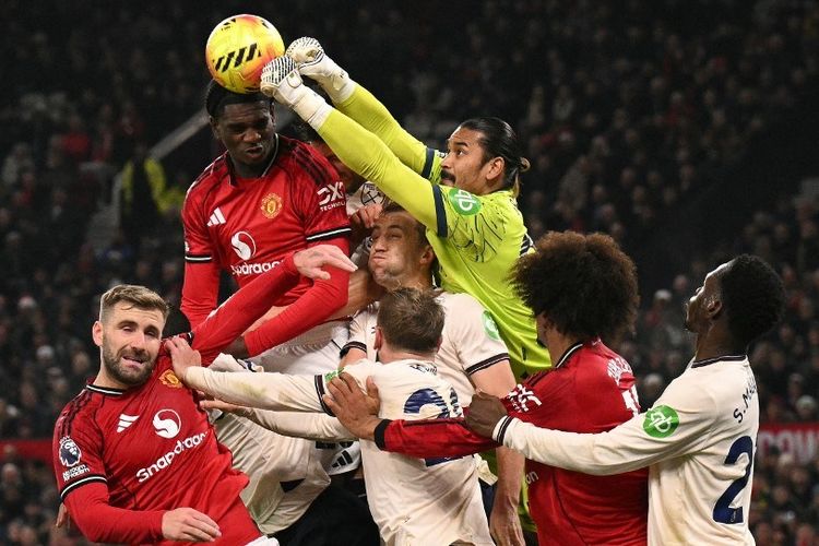 Alphonse Areola meninju bola dalam pertandingan sepak bola Liga Inggris antara Manchester United vs West Ham United di Old Trafford di Manchester, barat laut Inggris, pada 4 Desember 2025. (Foto oleh Oli SCARFF / AFP) 