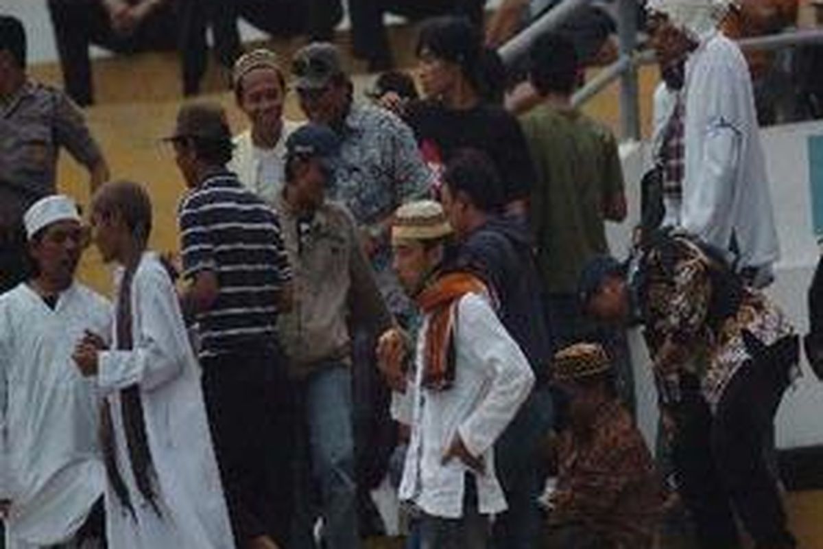 Para pendukung Arema, Aremania, saat menyaksikan pertandingan tanpa atribut klub.