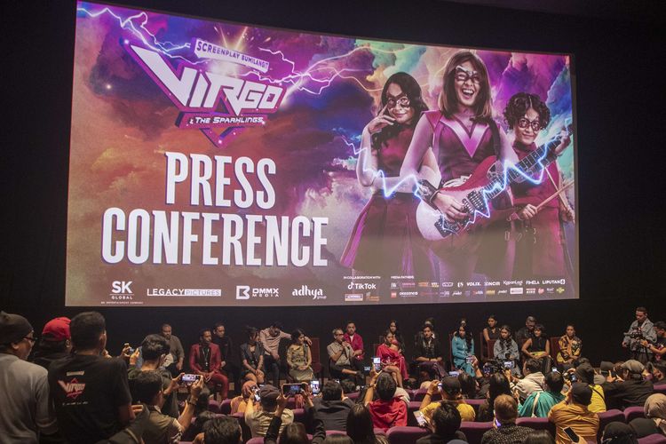 Sejumlah pendukung  Film Virgo and The Sparklings memberikan keterangan kepada media saat peluncurannya di Jakarta, Selasa (28/2/2023). Film superhero remaja produksi Screenplay Bumilangit tersebut akan tayang di bioskop seluruh Indonesia pada 2 Maret mendatang.