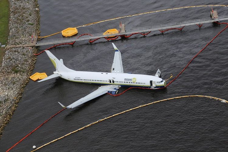 Boeing 737-800 milik Miami Air International tergelincir dari landasan di NAS Jacksonville dan berakhir di Sungai St Johns di Jacksonville, Florida, AS. Foto ini diambil pada Sabtu (4/5/2019). (NTSB via Reuters)